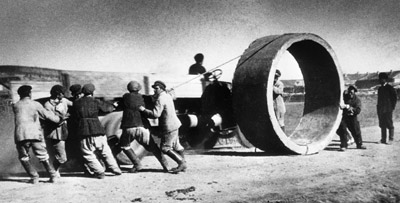 trabajadores industria metal rusia 1930 foto de AFP